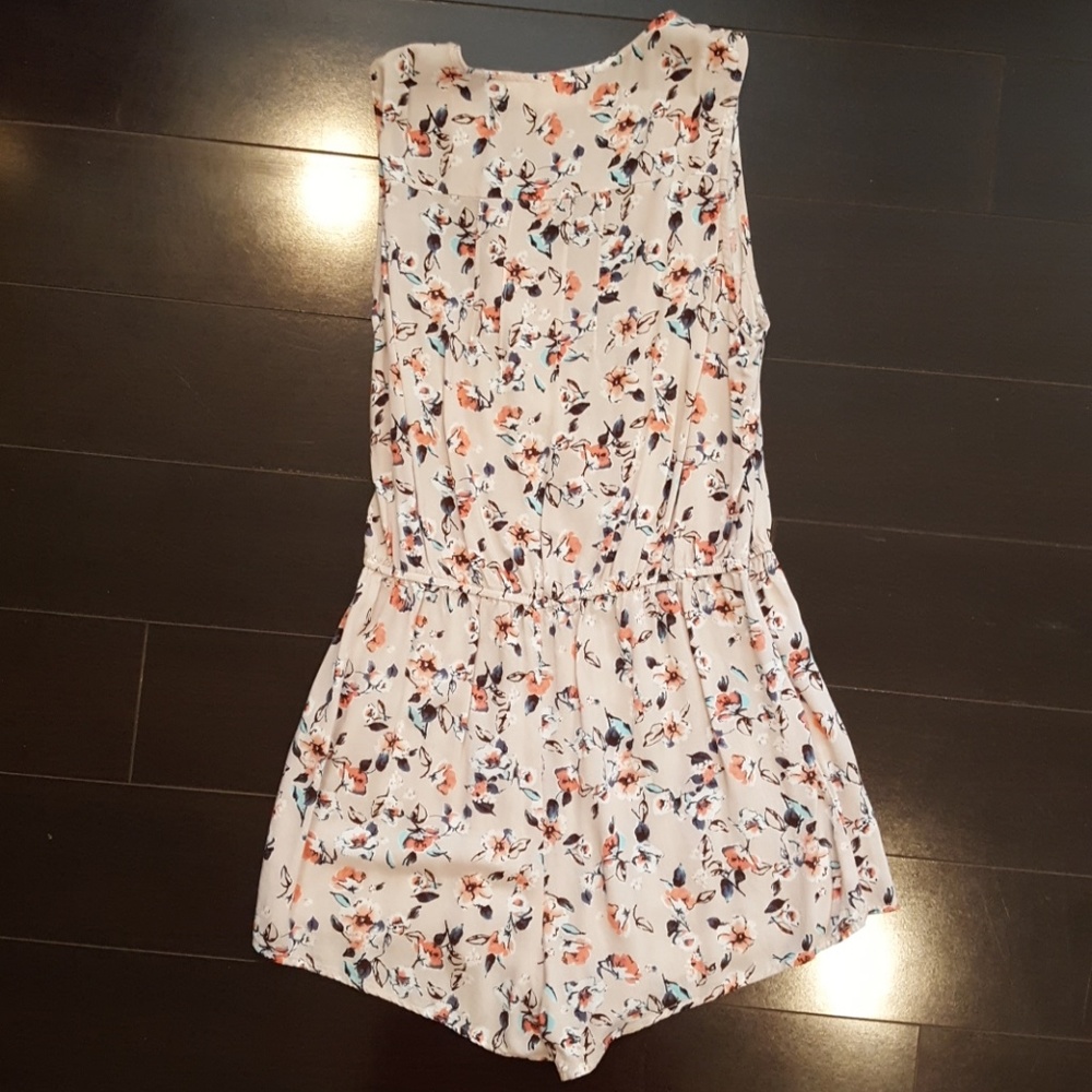 Flower Patterned Romper - Picture 3 of 3